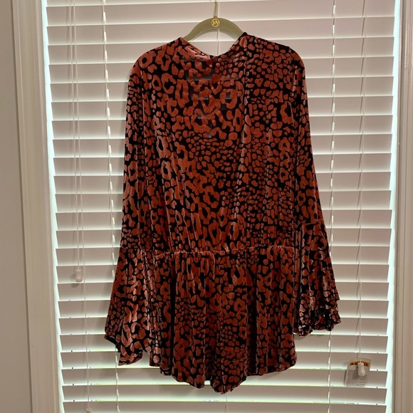 NWT Velvet Leopard Romper w/ Flutter Sleeves Sz LG - Picture 6 of 11